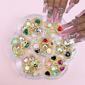 50 Piezas al por Mayor, Accesorios para Uñas DIY, 7 Compartimentos, Dijes de Metal con Forma de Corazón, Corona y Estrella 3D, con Circonitas y Pedrería - Product Image 1