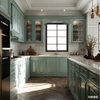 Meubles de cuisine sur mesure avec finition vert sauge, portes shaker et plan de travail en marbre, dimensions personnalisées et aménagement sur mesure