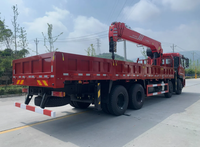 Grue montée sur camion stable de 13 m pour la manutention de baies de serveurs de centre de données avec hauteur de levage et stabilisateurs
