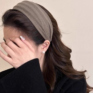 عصابة رأس مخملية منقوشة على الطراز الكوري من JIAXU للنساء 16 إكسسوارات شعر للهدايا والحفلات للاستخدام اليومي الواسع باللون البني - Product Image 3