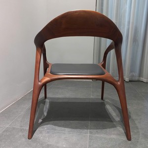 Fauteuil d'appoint contemporain en bois de noyer massif avec accoudoirs incurvés, finition grain ouvert, mobilier moderne pour la maison et les centres de villégiature PISANO - Product Image 4