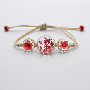 Pulseras de la amistad elásticas ajustables con cuentas hechas a mano, amuleto de la suerte con flores reales de resina de último diseño. - Product Image 2