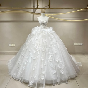 JFH105 Vestido de Novia Vintage Moderno con Escote Corazón, Flores 3D, Cola Capilla, Encaje, Lentejuelas y Apliques de Cristal, Estilo Princesa - Product Image 1