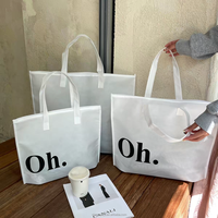 Sac fourre-tout non tissé hautement recommandé, fabriqué avec des matériaux recyclés et un processus de production durable, idéal pour le shopping