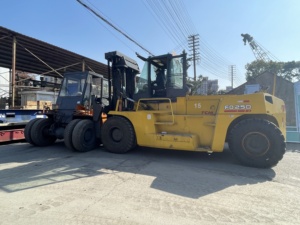 Montacargas Diésel Kalmar TCM HELI de 25 Toneladas 4X4 para Terreno Accidentado, Usado, con Desplazador Lateral Hidráulico, Mástil de Tres Etapas, Neumáticos Sólidos - Product Image 1