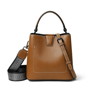 Borse a Tracolla Casual in Vera Pelle di Lusso per Donne, Design Geometrico con Chiusura a Cerniera e Borchie - Product Image 3