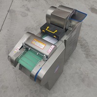 Multifunctionele groentesnijder, -rasp en -schaafmachine voor commercieel gebruik, geschikt voor het snijden en raspen van uien en wortelen.