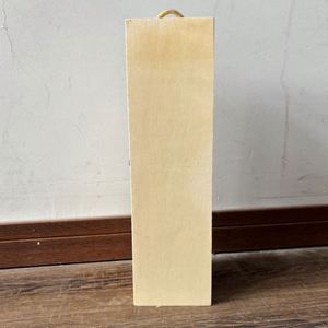 Caja de Madera de Pino para una Sola Botella de Vino con Asa de Cuerda y Cierre Metálico - Product Image 4