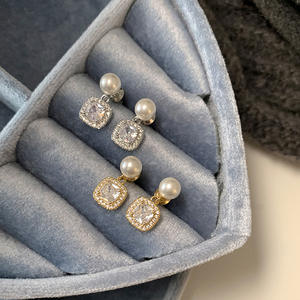 Pendientes de Diseño Coreano de Lujo al por Mayor, Pendientes Simples con Colgante de Perla Cuadrada para Mujer - Product Image 2