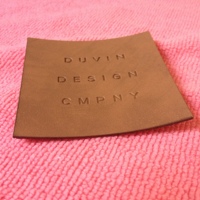 Patch en cuir PU de haute qualité avec logo personnalisé en relief, étiquette en cuir imitation cousue pour vêtements