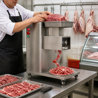 Machine de transformation de la viande, trancheuse industrielle avec convoyeur pour l'usine agroalimentaire, pour la découpe et le contrôle des portions