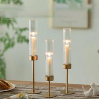 Centres de table modernes et professionnels pour mariages : Bougeoirs coniques en cristal doré avec cylindre en verre