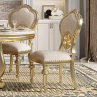Chaise d'appoint élégante et moderne avec cadre en bois sculpté doré, pieds courbes en S, revêtement en cuir, garniture cloutée, stable et durable, pour salle à manger