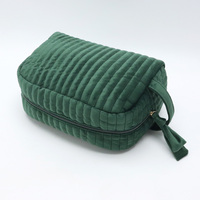 Pochette de voyage légère en velours vert personnalisée avec monogramme initial pour femme, fermeture éclair, idéale pour les mamans