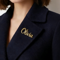 Broche personnalisée populaire décorative de luxe avec logo en relief 3D, lettre dorée, badge de costume, épinglette creuse en émail souple pour vêtements homme et femme