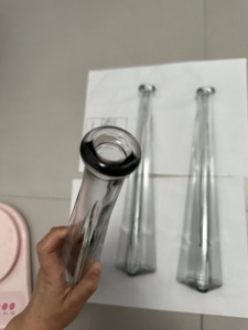 Bouteille en verre triangulaire 200 ml, blanche, goulot : bouchon - Product Image 4