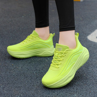 Sepatu Pasangan Impor Model Baru Wanita Bahan Mesh Bernapas untuk Sneakers dengan Tali Pengikat Gaya Korea Sol Lembut Ringan