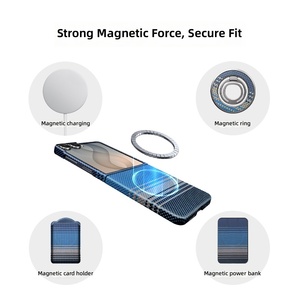Cover per Telefono Z Flip 8 in Fibra di Carbonio con Ricarica Wireless Magnetica, Goffrata, Leggera 25g, Protezione Antiurto di Lusso in Tinta Unita - Product Image 2