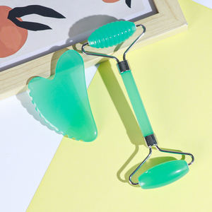 Venta al por mayor de resinas cabeza cuello SPA masajeador cuerpo <span class=keywords><strong>Guasha</strong></span> herramientas Jade masaje Facial rodillo y <span class=keywords><strong>Guasha</strong></span> conjunto verde Jade rodillo Gua Sha - Product Image 5
