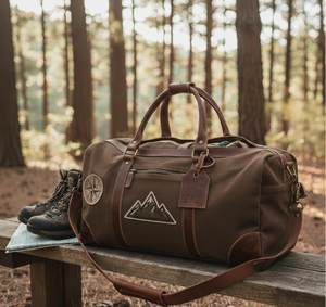 Sac de voyage vintage en toile bordeaux avec garniture en cuir, patch montagne et étiquette de bagage personnalisée - Grand sac de voyage pour la nuit - Product Image 3