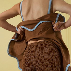 <span class=keywords><strong>Abito</strong></span> Mini in <span class=keywords><strong>Cotone</strong></span> Stile Retrò Marrone con Dettagli Blu, Vestito Senza Maniche a Trapezio per Donna, OEM ODM Personalizzabile - Product Image 4