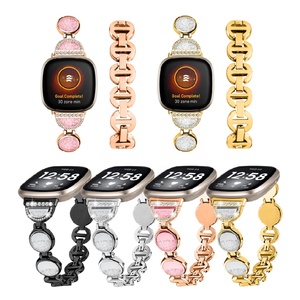 <span class=keywords><strong>Fitbit</strong></span> <span class=keywords><strong>Versa</strong></span> <span class=keywords><strong>3</strong></span>/Sense <span class=keywords><strong>Versa</strong></span> 4/Sense 2 Quicksand Glitter Diamond Metal Watch Band用のユニークな円形デザインのステンレススチールストラップ - Product Image 1