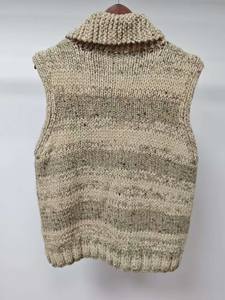 Pull en tricot fabriqué à la main avec col châle motif totem noir audacieux tons naturels rustiques avec poches avant décontracté respirant - Product Image 2