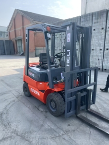 Montacargas Usado de 1500 kg, Serie 15, Tipo Sit-Down, para Manejo de Materiales en Almacenes - Product Image 1
