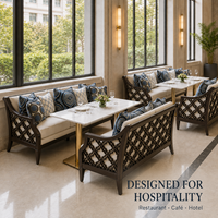 Ensemble de chaises et tables rembourrées pour restaurant avec plateau en pierre frittée et base à colonne unique en or brossé pour salle à manger d'hôtel