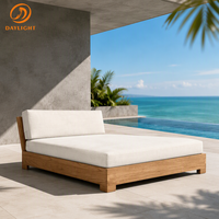 Lit de repos de luxe en teck à profil bas avec dossier à panneau unique et coussin blanc surdimensionné – Mobilier de salon moderne pour extérieur, idéal pour villa front de mer
