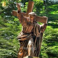 Sculpture en bronze grandeur nature de Jésus-Christ portant la croix, design religieux, à vendre