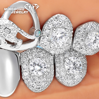 Grillz personnalisé en argent S925 avec pierre précieuse verte en forme de goutte, motif panthère, avec capuchons intégraux polis et détails floraux glacés sur les côtés, bijoux Hip Hop
