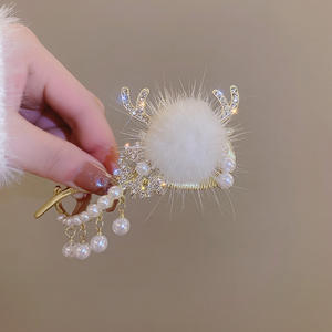 Épingle à <span class=keywords><strong>cheveux</strong></span> à tête pelucheuse Ornement de tête coréenne <span class=keywords><strong>Pince</strong></span> à bec de canard <span class=keywords><strong>Pince</strong></span> à <span class=keywords><strong>cheveux</strong></span> de <span class=keywords><strong>neige</strong></span> perlée - Product Image 4