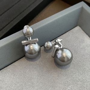 Boucles d'oreilles clous en perles plaquées or haut de gamme pour femmes, design de niche de luxe léger, pierres de zircon uniques, exsudant une atmosphère, cadeau tendance - Product Image 2