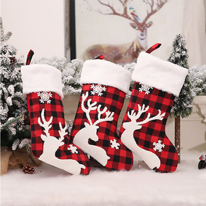 Calcetín Navideño de Lujo Personalizado de Algodón Jiatao con Bordado de Copos de Nieve y Renos, Diseño a Cuadros Rojo y Negro - Product Image 3