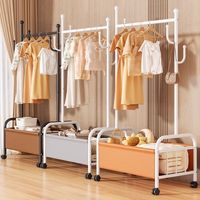 Porte-manteau moderne en fer sur pied avec panier amovible, roulettes et 6 crochets – Idéal pour le rangement intérieur et le séchage des vêtements dans les salles de bain et les hôtels