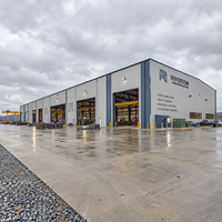 Atelier en acier à grande portée, panneaux composites isolés, entrepôt métallique résistant aux intempéries, bâtiment industriel de fabrication