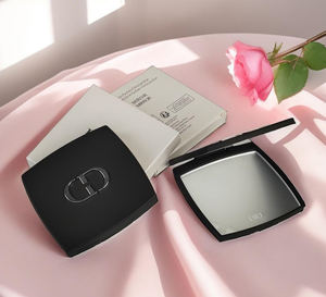 กระจกพกพาแบบพับได้สองด้านสีดำคุณภาพสูง พร้อมโลโก้สั่งทำ ของขวัญสำหรับสาวๆ - Product Image 1