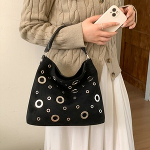 Nuevo Bolso de Hombro Impermeable de PU con Remaches y Cremallera, Versátil, Sofisticado, Moderno, Casual y Minimalista - Product Image 4
