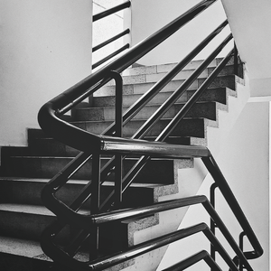 Échelle droite en acier robuste Prima de style rustique avec finition peinte, idéale pour les jardins de villas et les escaliers droits - Product Image 1