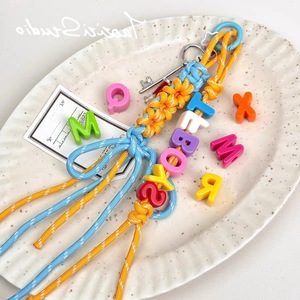 ลูกปัดอะคริลิกรูปตัวอักษรสีสันสดใส A-Z สำหรับทำสร้อยข้อมือ สร้อยคอ เครื่องประดับ DIY งานฝีมือ ทำตามสั่ง อุปกรณ์งานประดิษฐ์ - Product Image 4