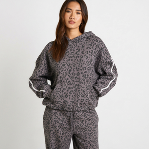 Sudadera con capucha de forro polar premium para mujer, con estampado de leopardo grafito, con cordón y mangas largas, ideal para invierno. - Product Image 1
