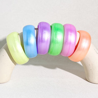 Pulseras y Brazaletes de Acrílico Transparente Brillante con Diseño de Vetas de Seda Suave y Efecto Pastel Caramelo, Joyería de Moda 2027, Brazalete Ancho de Resina Gruesa