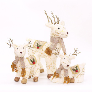 Ensemble de figurines de rennes en peluche avec écharpe et décorations de houx pour la décoration de salon de Noël - Product Image 5