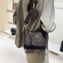 Sac seau tendance en PU pour femme avec doublure en fibre de polyester et motifs géométriques, idéal pour porter ou accrocher en bandoulière au printemps - Product Image 5