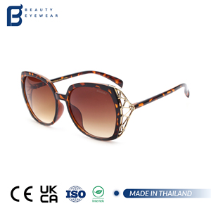 Nouvelles Lunettes <span class=keywords><strong>de</strong></span> <span class=keywords><strong>Soleil</strong></span> <span class=keywords><strong>de</strong></span> Luxe Élégantes et Tendance pour <span class=keywords><strong>Femme</strong></span> 2026 avec Verres Dégradés Or et Strass Creux - Product Image 1