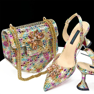 Conjunto de Zapatos y <span class=keywords><strong>Bolsos</strong></span> para Mujer, Éxito de Ventas en <span class=keywords><strong>Shein</strong></span>: Zapatos de Tacón con Punta en Pico y Bolso de Hombro y Bolso Tote Inusuales - Product Image 1
