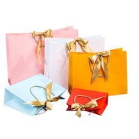Sac cadeau en papier recyclable de luxe avec ruban en satin et poignées torsadées, impression offset, pour utilisation en supermarché