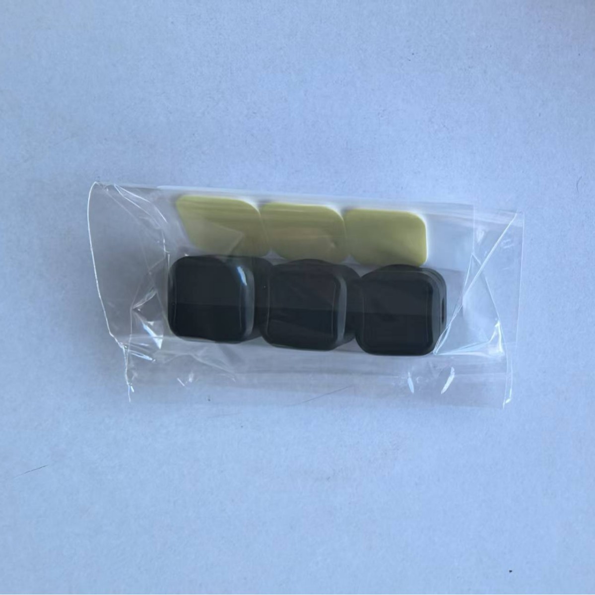 Tres negros [en una bolsa OPP]
