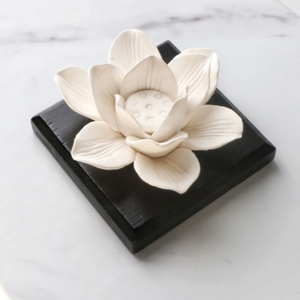 <span class=keywords><strong>Diffuseur</strong></span> d'huiles essentielles en céramique parfumée à la fleur de lotus avec base en bois pour la maison, en porcelaine, pour l'aromathérapie, vente en gros - Product Image 2